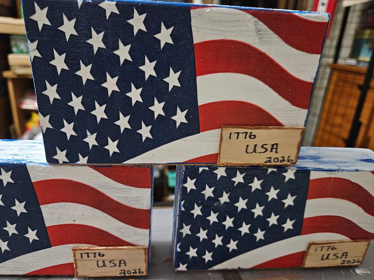 Flag Block Shelf Sitter