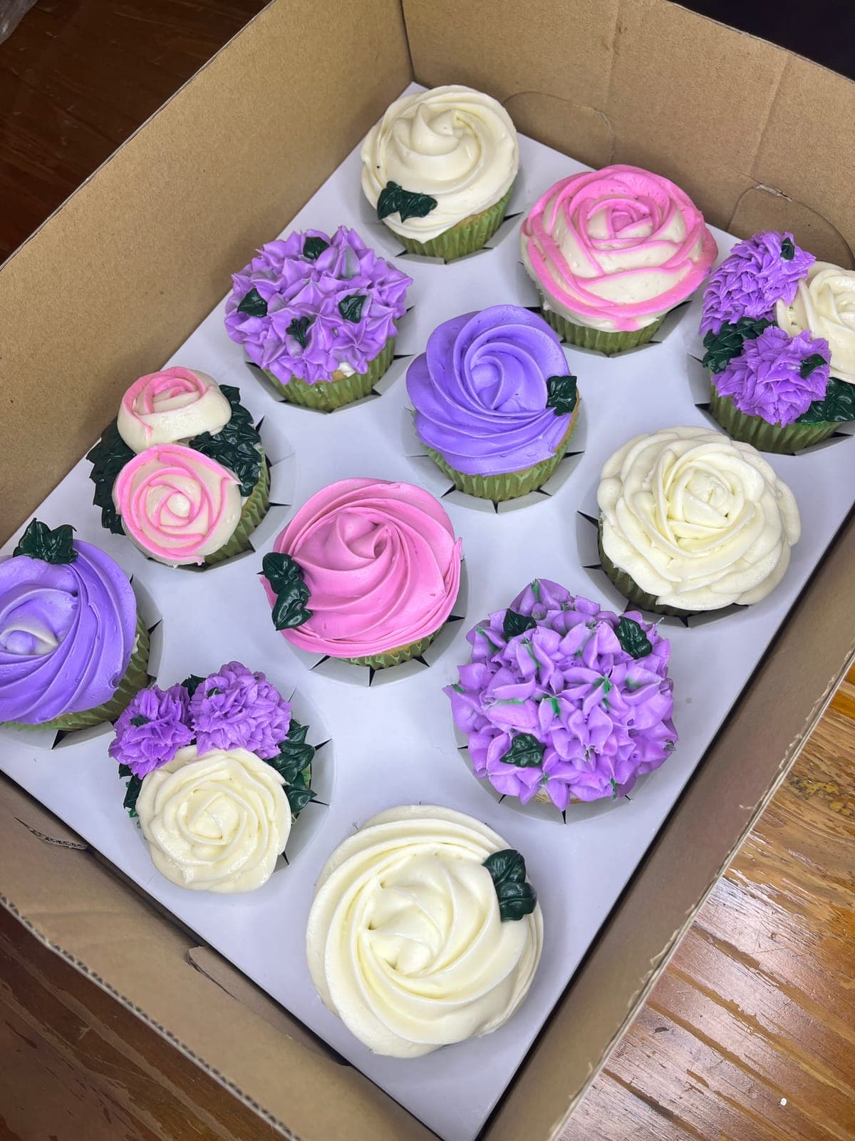 12 floral cupcakes