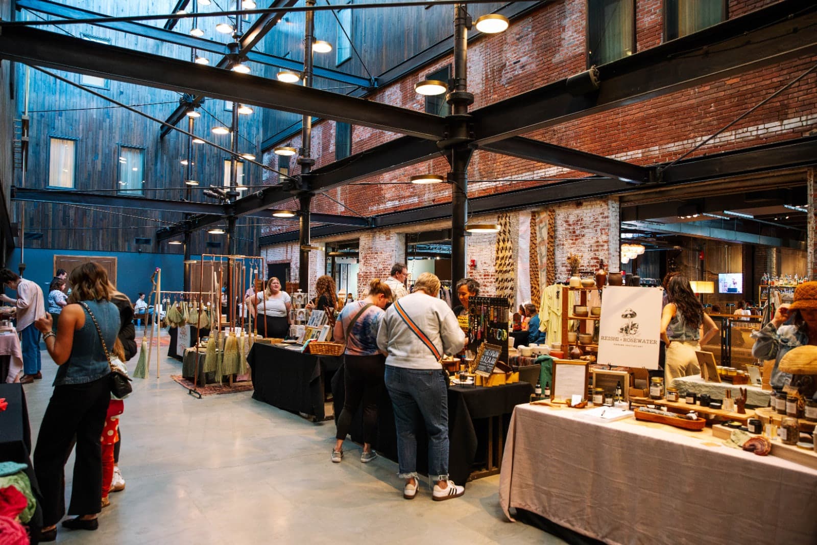 Hera Holiday Market