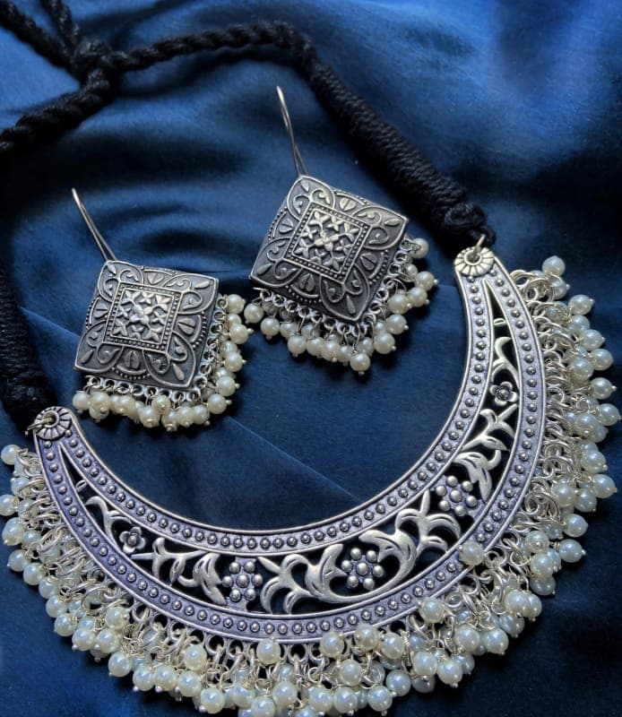 Handcrafted silver necklace with Pearls
